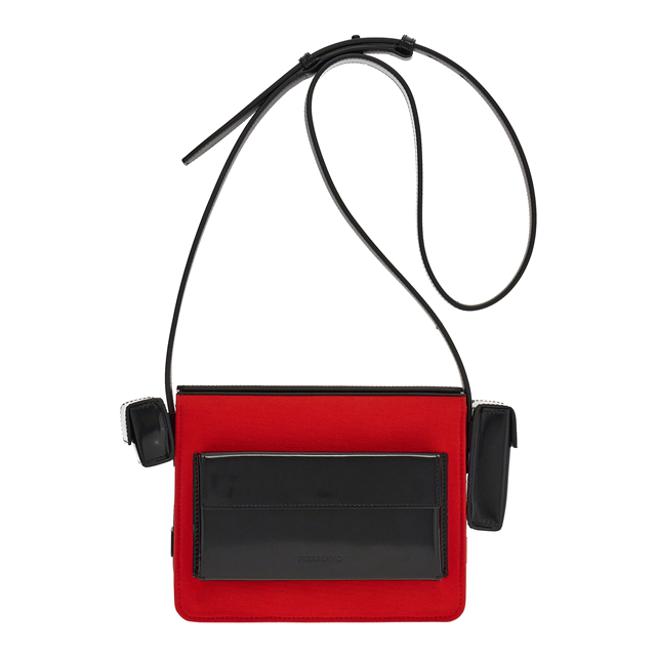 Ferragamo红黑色多口袋斜背包，7万2900元。（Ferragamo提供）