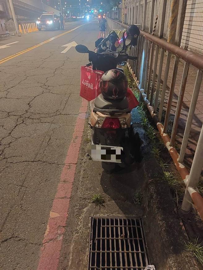 邱女酒后骑车自撞摔车。（翻摄画面）