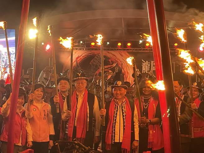 新北市长侯友宜参加桃园龙冈米干节，跨足外县市受民眾热烈欢迎。(吕筱蝉摄)