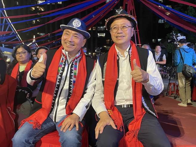 新北市长侯友宜参加桃园龙冈米干节，跨足外县市受民眾热烈欢迎。(吕筱蝉摄)