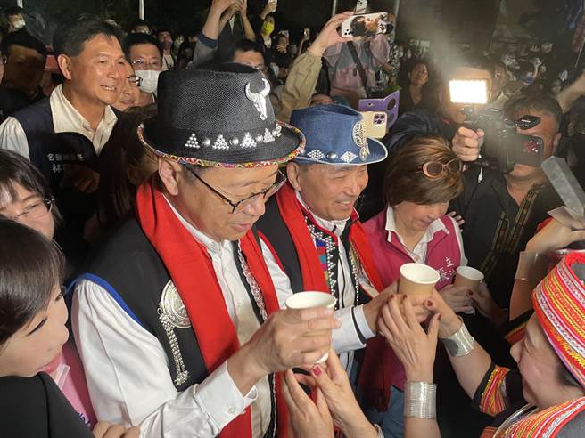 新北市长侯友宜参加桃园龙冈米干节，跨足外县市受民眾热烈欢迎。(吕筱蝉摄)