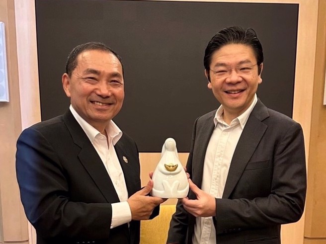 新北市長侯友宜(左)訪問新加坡時與副總理黃循財(右)會面，並送上鶯歌陶瓷博物館的「歡迎兔」。(資料照片/侯友宜臉書)