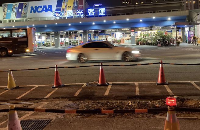 车主将车停在机车停车格，被施工单为移走，害他被开罚单。（翻摄爆料公社）