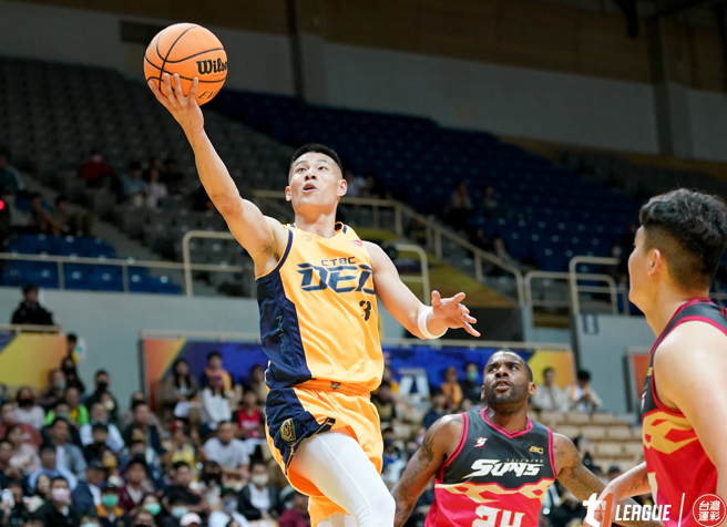 林秉圣（左）代表中华蓝参加第42届威廉琼斯杯。（资料照／T1联盟提供）