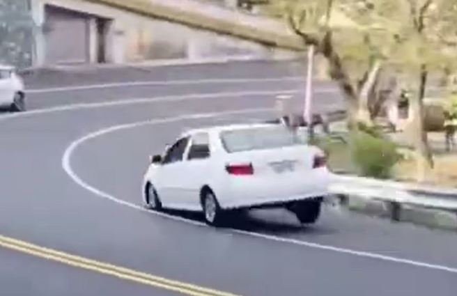 轿车在山路上飙速过弯，还可见1轮抬起，非常吓人。（翻摄自社会事新闻影音）