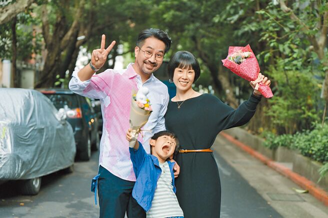 黄健玮（左）与老婆蔡亘晏（爆花）在幕僚职人剧《人选之人—造浪者》饰演夫妻，剧中还有个可爱儿子。（Netflix提供）