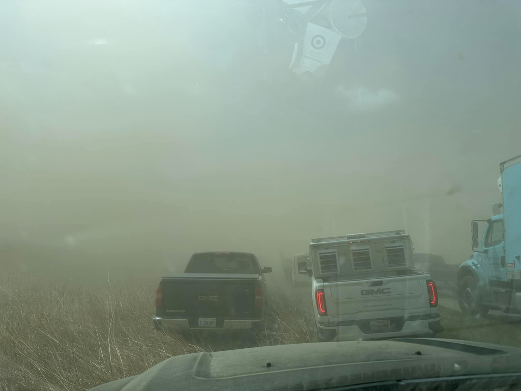 美国伊利诺州中部1日吹起沙尘暴，导致高速公路上能见度瞬间归零，数十辆车撞成一团。（图／路透，Thomas DeVore提供）(photo:ChinaTimes)