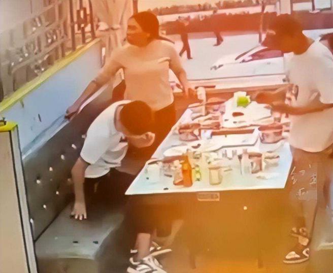 大陸甘肅省定西市一家餐館日前發生驚人一幕。（圖／翻攝自微博）