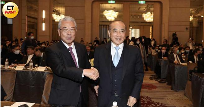 金仁宝集团董事长许胜雄为生策会顾问，由为生策会创办人、前立法院长王金平。（图／刘耿豪摄）