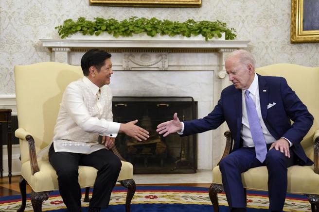 美國總統拜登今天與菲律賓總統小馬可仕會談。（美聯社）