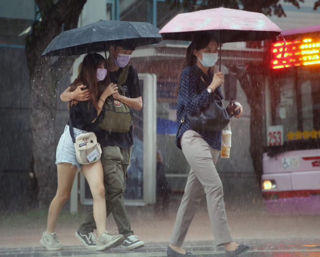 首波梅雨锋面将在周日报到。(资料照 范扬光摄)
