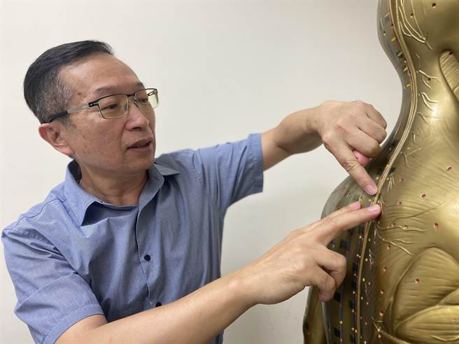 专长经络保健的林常江指出，人体背部大杼穴位、脚部的大都穴位贴上磁力贴，可促进钙质吸收。林常江提醒，缺钙问题多，要尽可能从年轻就开始补钙。（曹婷婷摄）