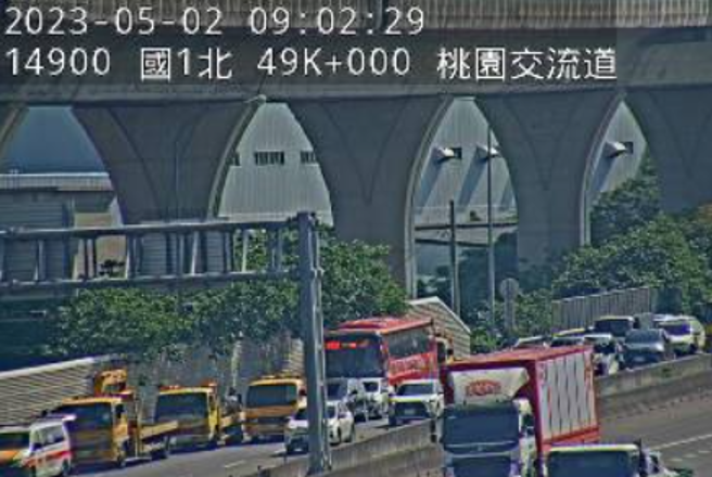 国1南下桃园段「1大4小」连环撞，1车翻覆伤亡不明。(翻摄高速公路1968)
