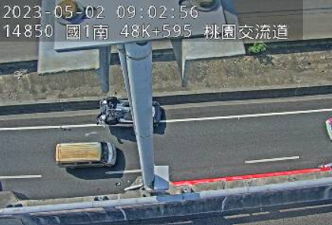 国1南下桃园段「1大4小」连环撞，1车翻覆伤亡不明。(翻摄高速公路1968)
