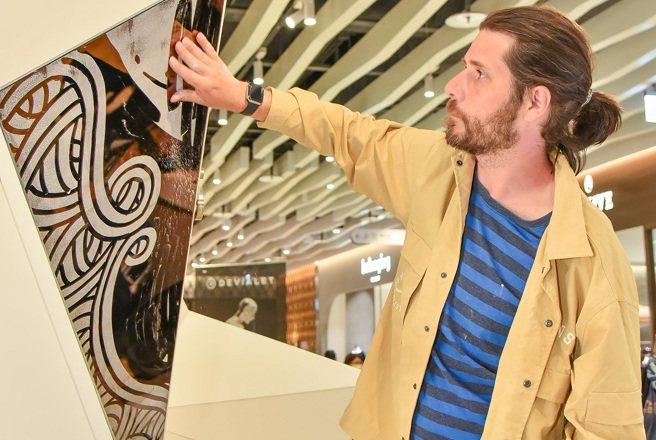 知名涂鸦艺术家Jordane Saget在JOY COLORi大直忠泰乐生活店上即席创作。（JOY COLORi提供）