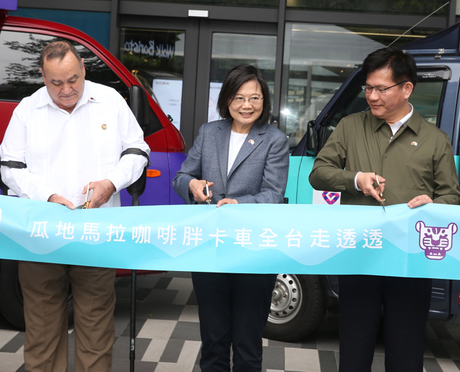 图为蔡英文总统（中）4月26日与瓜地马拉总统贾麦岱（左）出席「咖啡胖卡全台走透透」开幕活动，两人剪彩象徵活动正式启动。图右为总统府秘书长林佳龙。（资料照,陈怡诚摄）