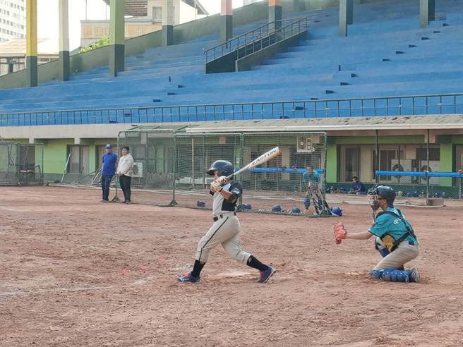 台中大里区涂城国小棒球队因校内无正规棒球场，平时练习相当克难、辛苦，近日拚出好成绩，拿下TOTO杯全国少棒锦标赛台中代表权，2日出赛。（潘虹恩摄）