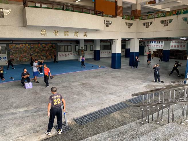 台中大里区涂城国小棒球队成军9年，因校内并无正规棒球练习场地，平时练习相当克难、辛苦。（涂城国小提供／潘虹恩台中传真）