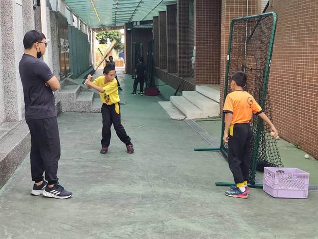 台中大里区涂城国小棒球队成军9年，因校内并无正规棒球练习场地，平时练习相当克难、辛苦。（涂城国小提供／潘虹恩台中传真）