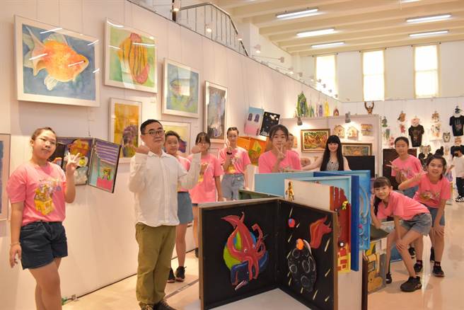 华盛顿小学美学创艺班毕业美展以《开箱我的家》为主题，开幕典礼洋溢一片温馨又热闹氛围。（华盛顿小学提供）