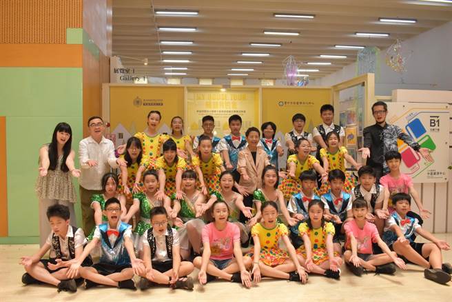 华盛顿小学美学创艺班毕业美展以《开箱我的家》为主题，开幕典礼洋溢一片温馨又热闹氛围。（华盛顿小学提供）