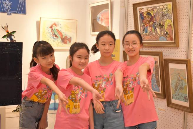 华盛顿小学美学创艺班毕业美展以《开箱我的家》为主题，开幕典礼洋溢一片温馨又热闹氛围。（华盛顿小学提供）