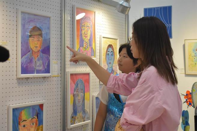 华盛顿小学美学创艺班毕业美展以《开箱我的家》为主题，开幕典礼洋溢一片温馨又热闹氛围。（华盛顿小学提供）