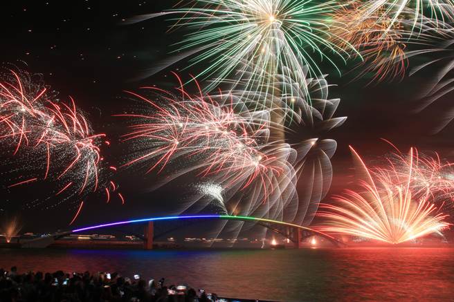 澎湖海上花火昨在6级强风下璀璨绽放。（许逸民摄）