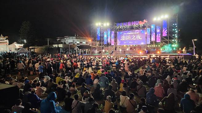 昨虽是五一连假收假日，但马公市观音亭仍涌入万人争睹花火绽放与无人机秀。（许逸民摄）