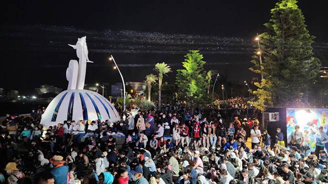 昨虽是五一连假收假日，但马公市观音亭仍涌入万人争睹花火绽放与无人机秀。（许逸民摄）