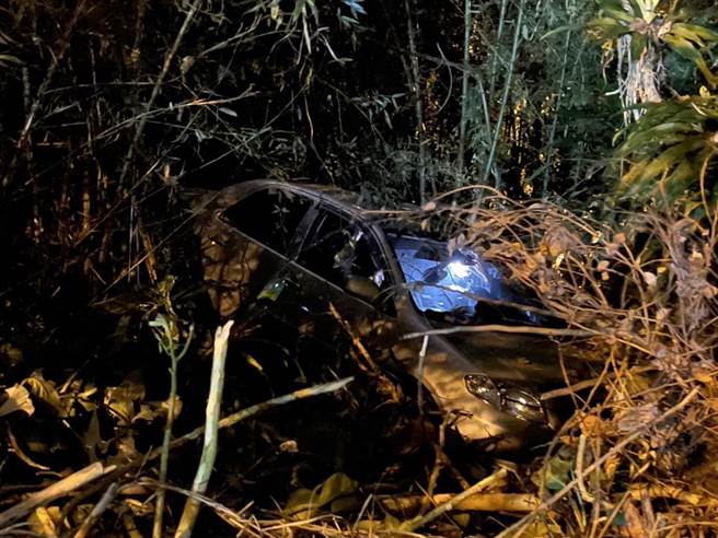 28岁吴姓民眾昨晚间开车载着陈姓友人，行经位在花莲秀林乡半山腰山庄的产业道路，疑不熟路况且天色昏暗，不慎开往边坡并滑落10米深，所幸车辆被边坡竹林挡住未持续下滑。（民眾提供／罗亦晽花莲传真）