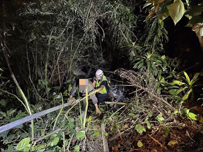 28岁吴姓民眾昨晚间开车载着陈姓友人，不慎滑落花莲秀林乡半山腰的产业道路边坡，2人经消防人员利用绳索及水带协助脱困后，无生命危险。（民眾提供／罗亦晽花莲传真）