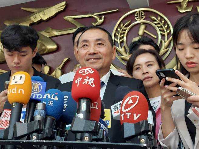 新北市长侯友宜参选2024总统大选呼声高，传言蓝营立委将在5月15日邀侯餐叙，也被解读是要组「挺侯大会」。侯友宜表示，他面对所有挑战都要全力以赴，为国家人民做出最大贡献。（陈慰慈摄）