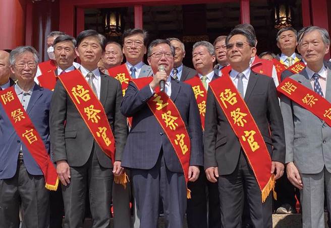 行政院副院长郑文灿（中）。（本报资料照）