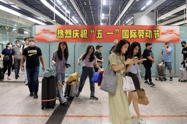 4月29日至5月1日，大陆全国铁路预计发送旅客5349.2万人次，比2022年同期增长460.9％。图为香港高铁西九龙站。（中新社资料照片）