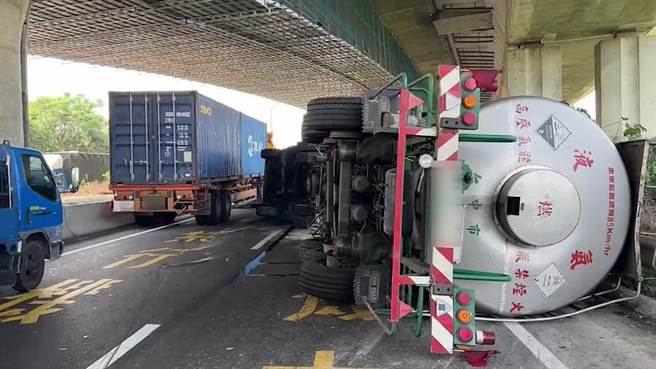 一辆载运液态氨的槽车在行经彰化县滨海路与美港路口时，疑受离心力影响而翻车。（民眾提供／孙英哲彰化传真）