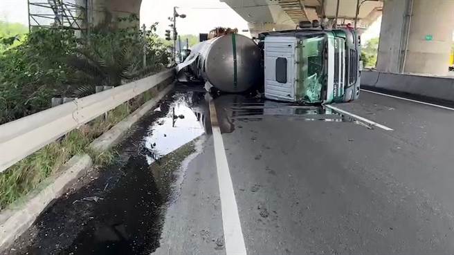 槽车翻覆后流出不明液体。（民眾提供／孙英哲彰化传真）