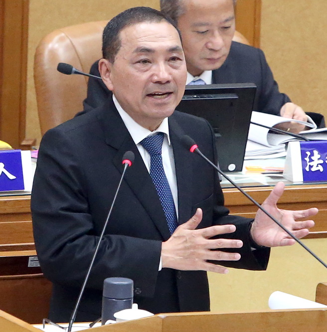 新北市長侯友宜（見圖）2日出席新北市議會第4屆第1次定期會議，並在會前接受訪問。（趙雙傑攝）