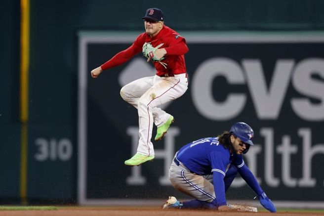 红袜游击手贺南德兹(左)单局两度暴传，遭到蓝鸟追平比分。（美联社）