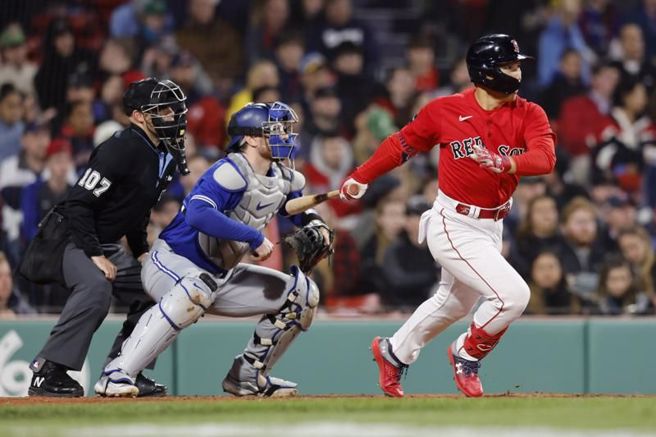 红袜吉田正尚(右)连续11场出现安打。（美联社）