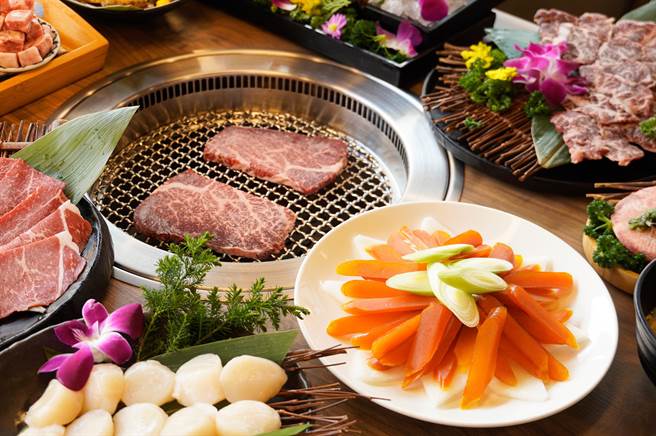 夯下去新潮和牛烧肉不限时段，选择指定方案「极上双和牛牛排放题」，全桌可享云林北港乌鱼子吃到饱。（马辣集团提供）