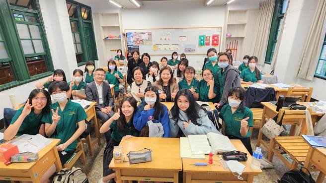 台北市北一女中校友魏虹去年当选美国北加州库柏蒂诺市市长，她日前回到母校回味高中生活。（北一女中提供）