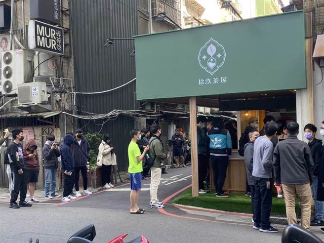 「Toyz」刘伟健近期于台北市内湖区西湖捷运站附近开设手摇饮料店「拾汣茶屋」。（本报资料照/李奇叡摄）