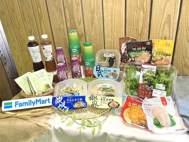 全家瞄准高温商机，推凉麵、鸡胸肉清爽美食；「全＋1商城」也有台式、异国风清凉饮品，是手摇饮之外的啲负担解渴选择。（全家提供）