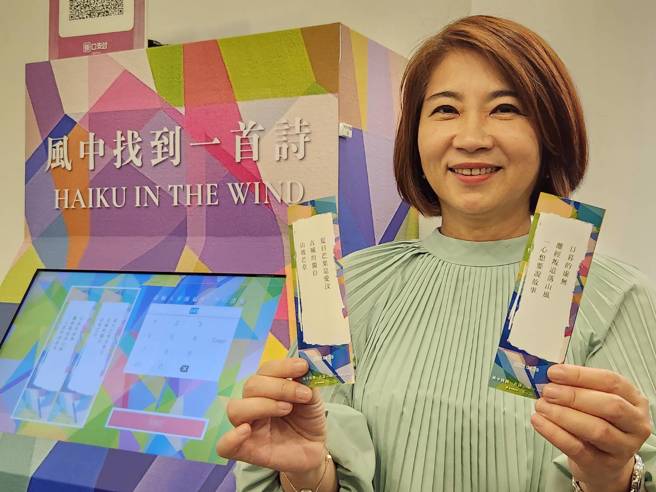 屏东县长周春米在《华丽的绽放》特展。(图：屏东县政府提供)