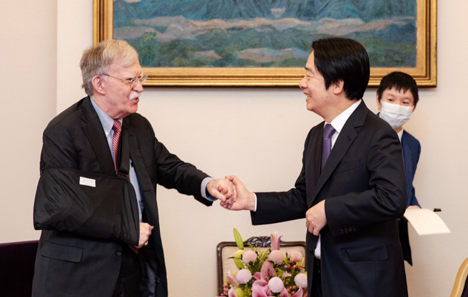 副总统、民进党主席赖清德（中）1日接见美国前白宫国安顾问波顿（左）时，提到希望美方协助台湾加入CPTPP。（资料照／总统府提供）