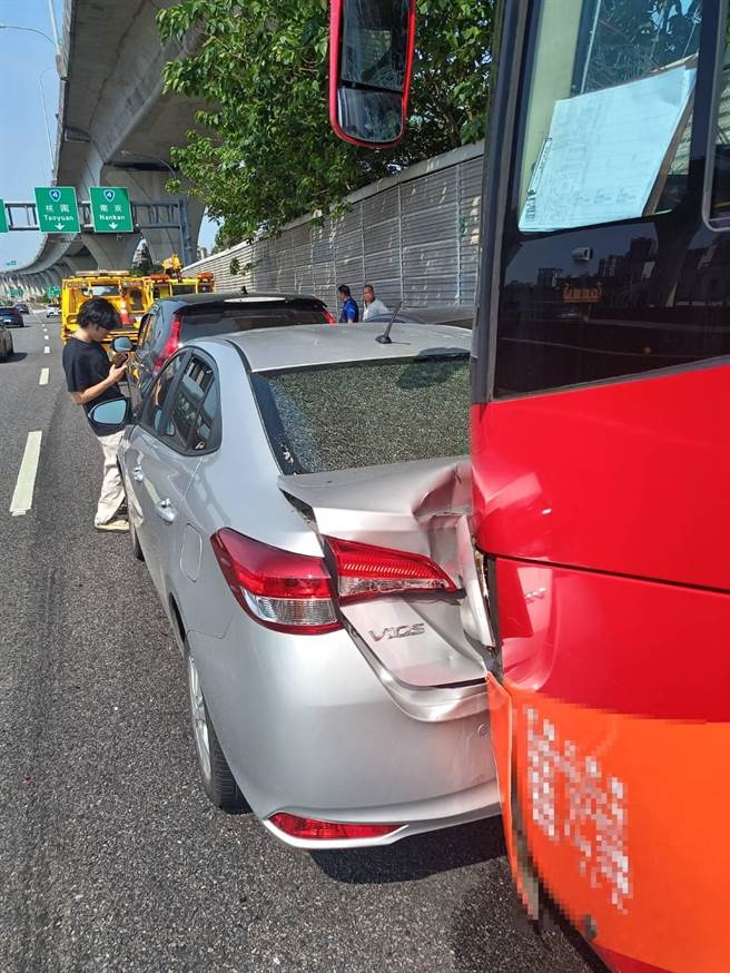 国道1号南向桃园出口今天早上发生5车追撞事故。（国道警方提供／陈梦茹桃园传真）