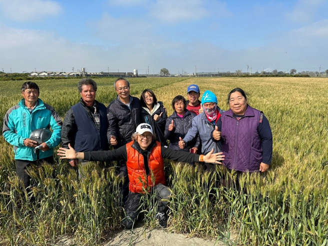 纪渊字（前蹲者）看到二林老家的农友，心心升起浓浓思情。（图∕纪渊字提供）