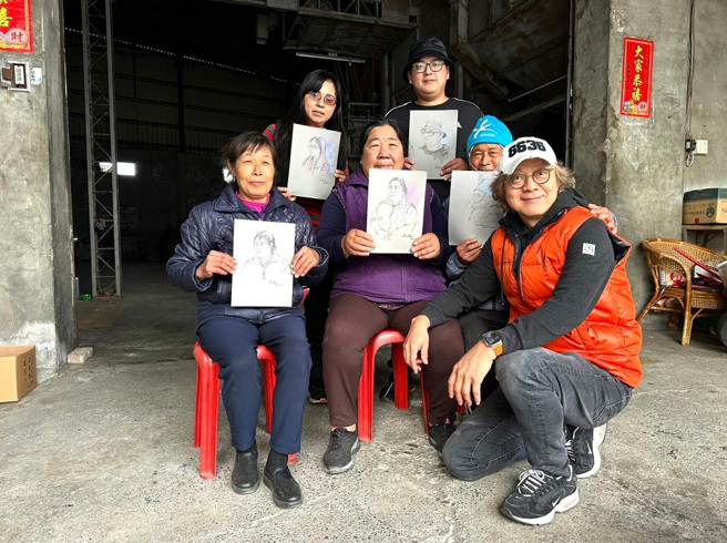 纪渊字看到老家附近的农友，彷若看到当年的父母，拿起笔来为大家画速写脸谱。（图∕纪渊字提供）
