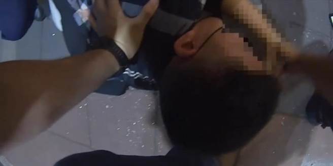 赖姓男子因涉嫌跨国诈骗案，后续入监未报到遭台中地检署通缉，日前遭高雄警方逮捕。（翻摄照片／崔正纲高雄传真）